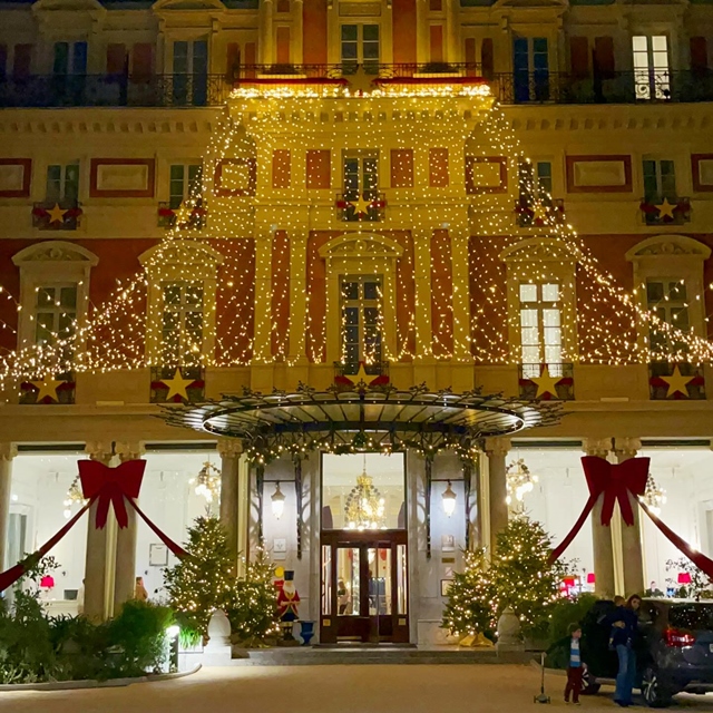 Mise lumière du parvis de l’ @hoteldupalais par @jeromeperri @ateliergree et son équipe. Énorme merci à eux d’avoir braver les éléments ( cette année encore) afin de mener à bien cette mission. Avec une équipe comme ça, rien n’est impossible ! #hoteldupalaisbiarritz #hoteldupalais #decorationdenoel #fleuriste #fleuristebiarritz no