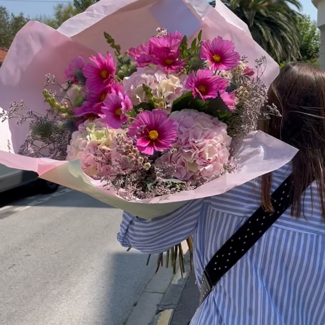 Dans les rues de Biarritz direction le camion de livraison. On se dépêche il fait déjà 35 degrés !!🥵 #fleuristebiarritz #fleuriste #berryfleursdebiarritz #fleursdesaison #bouquetdefleurs #biarritz #livraisonbiarritz #fleurs #hoteldupalais