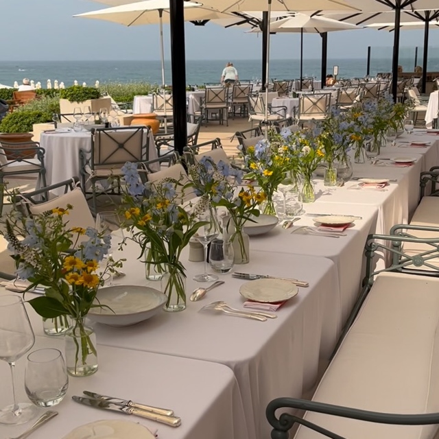Un déjeuner sous le soleil de Biarritz. Une grande table dressée sur la terrasse de @hoteldupalais . Un bel anniversaire… #fleuristebiarritz #fleuriste #berryfleursdebiarritz #fleursdesaison #biarritz #artisanfleuriste #hoteldupalais #anniversaire