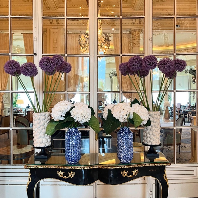 Une semaine de plus à l’ @hoteldupalais . Les fleurs du Lobby. Fleurs d’ail et hortensias pour terminer ce mois de juillet. #fleuristebiarritz #luxuryhotel #hyatt #biarritz #berryfleurdebiarritz