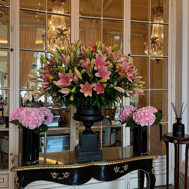 Chaque semaine le LOBBY change de visage … @hoteldupalais #lys #fleuristebiarritz #fleuristehoteldupalais #berryfleursdebiarritz
