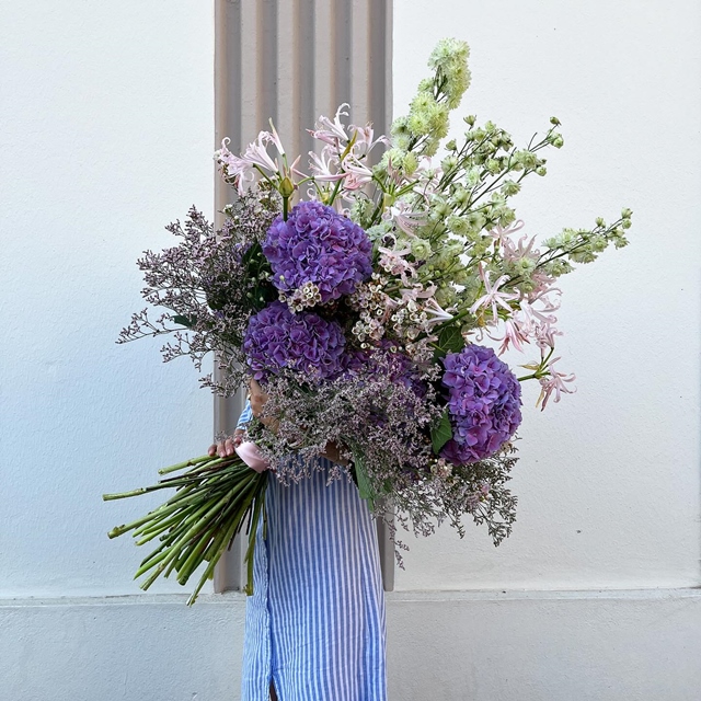 Massive douceur, presque trop mais pas encore assez… On souhaite un excellent anniversaire à la personne à qui est destiné ce bouquet ! #xxlbouquet #nerine #delphinium #hortensias #fleuristebiarritz #hoteldupalais #biarritz_paysbasque #berryfleursdebiarritz