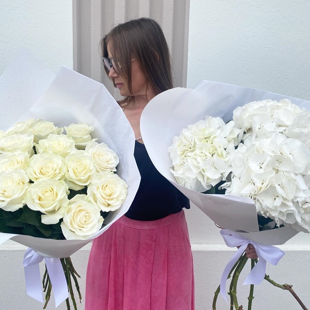 ROSES ou HORTENSIAS ? Demain, jour de fête des mères nous serons ouverts de 8h30 à 13h00. Nous vous accueillerons avec de jolies pivoines, de beaux bouquets de saison et notre bonne humeur ! Faites plaisir à votre maman en lui offrant des fleurs ! #fetedesmamans❤️ #fetedesmeres #fleuristebiarritz