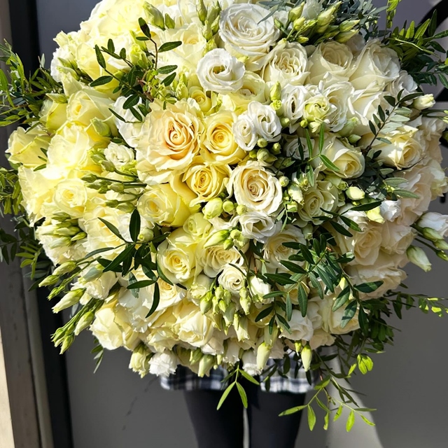 Du blanc rien que du blanc, pour un anniversaire. Bouquet XXL réalisé par @fabrice.melis.5 #bouquetdefleurs #anniversaire #fleuristebiarritz #roseblanche #fleursblanches