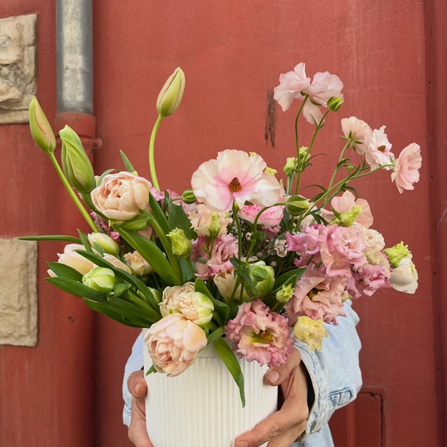 Tulipes de chez @fleurspott et renoncules « butterfly » , des fleurs de saison chez @hermes Biarritz. Chaque semaine, de nouvelles créations dans la merveilleuse boutique de Biarritz. #mode #luxe #fleuristebiarritz #berryfleursdebiarritz #biarritz
