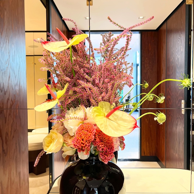 Nouvelle création pour la boutique @chanelofficial à Biarritz. Forts de 28 années d’expériences florales , nous sommes très fiers de fleurir les plus beaux et prestigieux établissements de Biarritz. Merci infiniment pour votre confiance sans cesse renouvelée. #abonnementfloral #serviceentreprise #maisondeluxe #fleuristebiarritz #biarriz