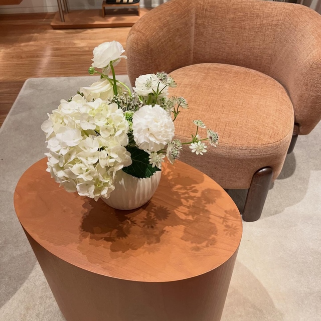 Chaque semaine nous réalisons des compositions florales pour la boutique Hermès à Biarritz. Chaque saison sa couleur ; l’hiver c’est blanc(même si on sait bien que ce n’est pas une couleur😉), le printemps arrive et on change . D’après vous qu’elle sera la suivante ? #modeluxe #hermès #fleuristebiarritz #abonnementfloral #berryfleursdebiarritz