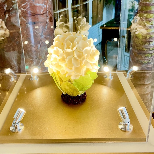 La belle création d’Aleksandre Oliver , chef pâtissier @larotondebiarritz pour célébrer Pâques ! Un dessert bijou aussi beau que bon. #hoteldupalais #pâques #création #artisan #hoteldeluxe