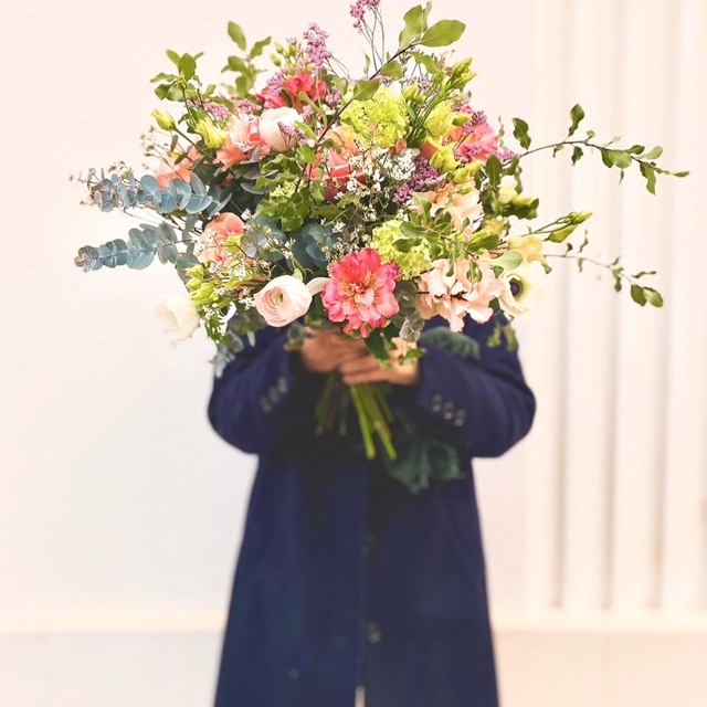 Merci à tous nos Valentin et Valentine d’avoir bravé les éléments ! Merci à la team « rose » et à la team « fleur de saison » qui continue chaque année à gagner du terrain ! Certains mixent même les deux , pas de jugement ni de culpabilisation ici.😁 Nous ne brandissons aucun étendard et ne prétendons pas faire plus vert que vert. Merci à tous pour votre fidélité.