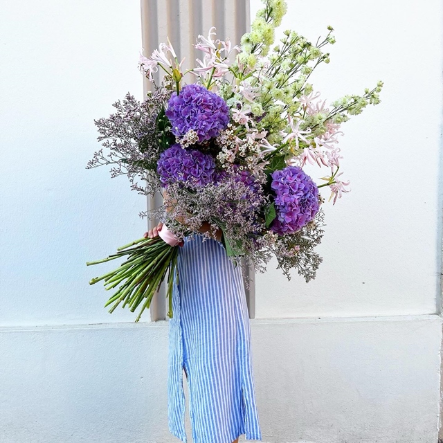 Bienvenue chez nous ! Rêvons en fleurs… #fleuristebiarritz #fleurs #hortensias #delphinium #biarritz