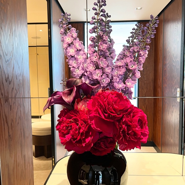 #pivoine #calla #delphinium #dark #fleuristebiarritz @chanelofficial