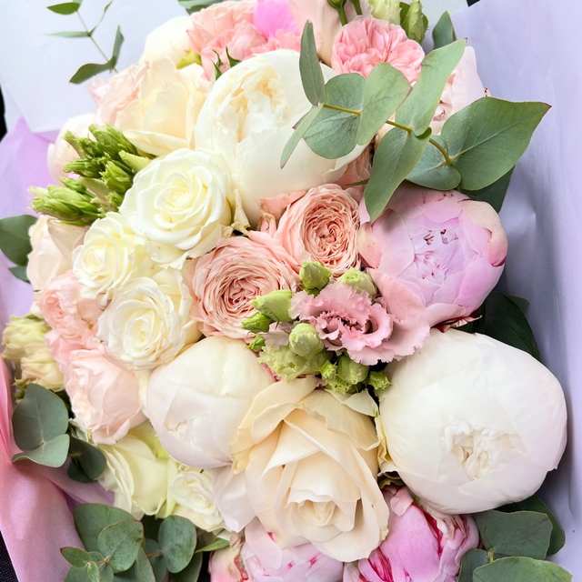 🌸 Semaine de la Fête des Mamans 🌸 Parce qu’une maman mérite ce qu’il y a de plus beau, nous vous accueillons avec des horaires élargis pour préparer le plus joli des cadeaux ! 🕤 Ouvert du mardi au samedi de 9h30 à 19h 🕣 Dimanche de 8h30 à 13h 💐 Réservez et commandez dès maintenant votre bouquet pour être sûr de faire plaisir à votre maman. ✨ Cette année, nous avons le plaisir d’accueillir Katie Noakes @londoncalligraphy , au magasin. Toutes les personnes venant retirer leur bouquet ou faire composer leur création sur place pourront repartir avec une illustration unique et personnalisée réalisée en direct. Samedi 14h-19h Dimanche 10h-13h00 🌷 Fleurs, émotions et souvenirs seront au rendez-vous pour célébrer toutes les mamans comme elles le méritent. 📞 N’hésitez pas à nous contacter pour vos réservations. O5.59.41.97.80 Ou Directement en ligne sur notre site https://berry-biarritz.com/ Lien en bio #fêtedesmères #loveyoumum #pivoines #fleuristebiarritz #berryfleursdebiarritz