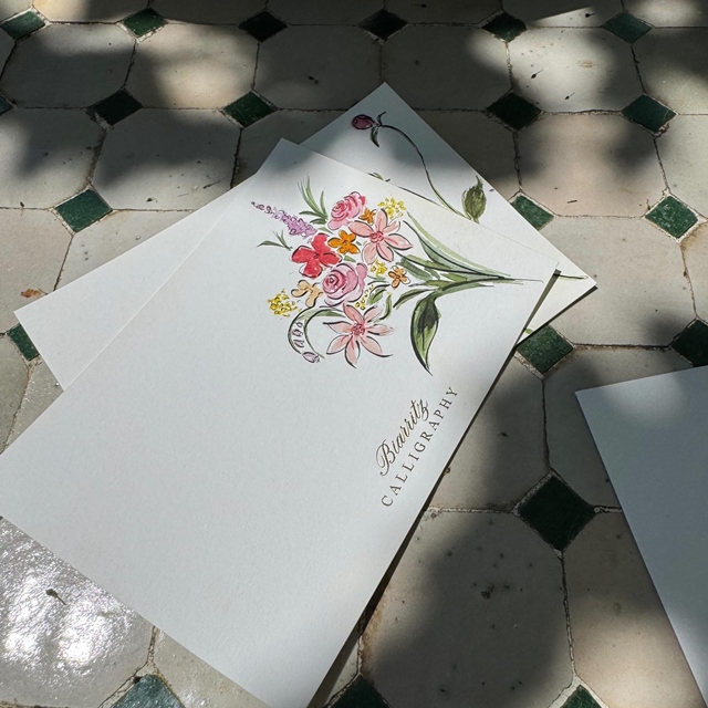 Katie Noakes @londoncalligraphy @biarritzcalligraphy nous fait l’honneur de sa présence à l’occasion de la fête des Mamans !! Samedi de 14h à 19h Dimanche de 10h à 13h Venez pour un bouquet et repartez avec une attention unique calligraphiée et illustrée par l’artiste présente pour l’occasion. #artiste #calligraphy #fleuristebiarritz #fetedesmères #pivoine