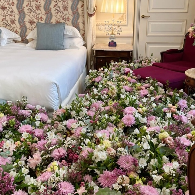Un océan de fleurs … @hoteldupalais @budweiser #fleuristebiarritz #berryfleursdebiarritz #événementiel #séminaire #bouquetdefleurs