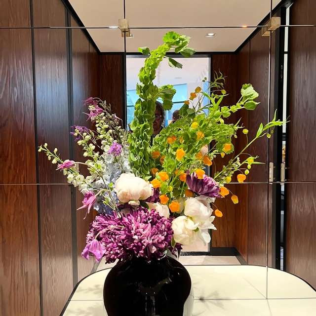 Voici notre premier bouquet pour @chanelofficial ! Entre pression , honneur et fierté de réaliser chaque semaine un bouquet de fleurs dans ce temple du chic à la française. Un merci tout particulier à @boutemythierry , artisan avec son équipe des magnifiques créations florales du défilé CHANEL Cruise , de nous confier la composition de ces bouquets. #chanel #fleuristebiarritz #berryfleursdebiarritz #maisondeluxe #fleurdexception