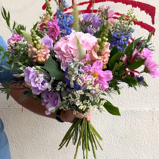 Bouquet d’été… #fleuristebiarritz #berryfleursdebiarritz #delphinium #hortensia #cosmos