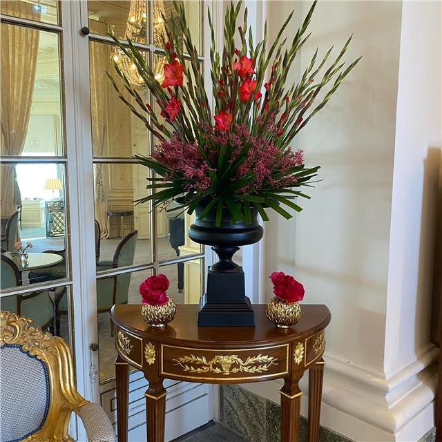 Glaïeul never die…Les glaïeuls vont s’épanouir au fil des jours pour donner leur maximum ce week-end et produire une magnifique tache de couleur rouge dans le lobby.Sur les tables basses vous pourrez admirer les magnifiques pivoines « Command Performance » dans les vases artichaut dorés.#decorationflorale #pivoine #glaïeuls #fleurslobby #lobby #lobbyhotel #lobbydecor #artisanfleuriste #fleursdesaison #redflower #fleurs #fleuristebiarritz #berryfleursdebiarritz