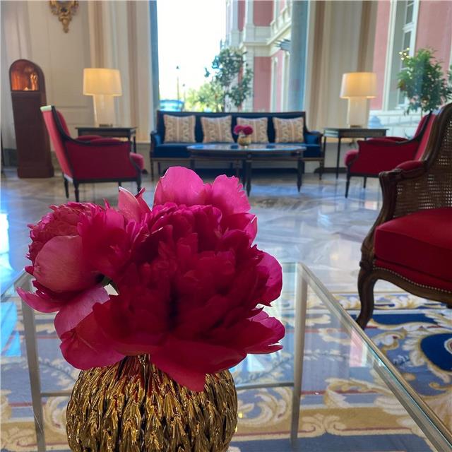 Glaïeul never die…Les glaïeuls vont s’épanouir au fil des jours pour donner leur maximum ce week-end et produire une magnifique tache de couleur rouge dans le lobby.Sur les tables basses vous pourrez admirer les magnifiques pivoines « Command Performance » dans les vases artichaut dorés.#decorationflorale #pivoine #glaïeuls #fleurslobby #lobby #lobbyhotel #lobbydecor #artisanfleuriste #fleursdesaison #redflower #fleurs #fleuristebiarritz #berryfleursdebiarritz